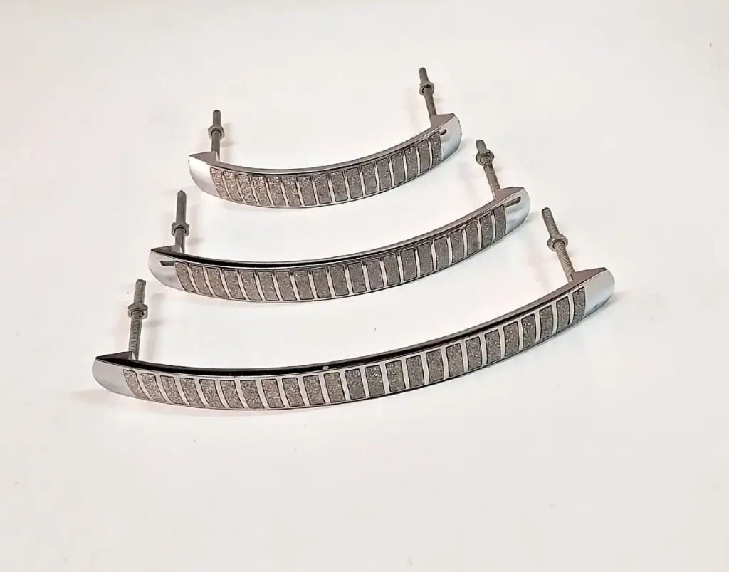 مقبض فضي وسط 